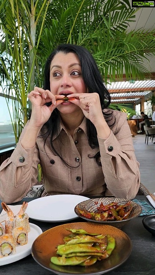 Reenu Mathews Instagram - Spicy Edamame & Strawberry mojito goes side by side. PS. For your entertainment only @zaibee__ 😍 . . #foodreels #reelswithreenu #foodlover Leen's Emirates Towers