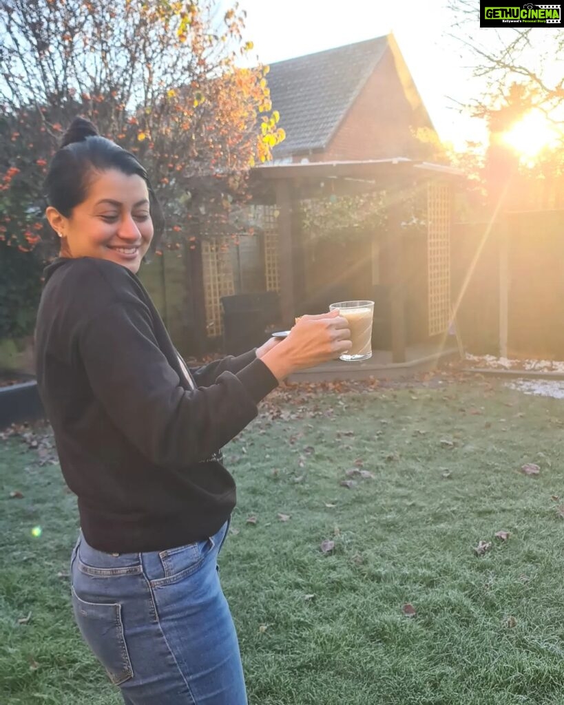 Reenu Mathews Instagram - Sunlight, Coffee, plumcake & smiles 😊 All I need for Christmas ❤️ . . #candidmoments #candidcaptures #casualstyle #gratefulheart