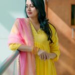 Reenu Mathews Instagram – Sunshine yellow 💛🩷
@vibethinks 
.
.
#reenumathews 
#summervibes 
#summercolors 
#summeroutfit Emirate of Dubai
