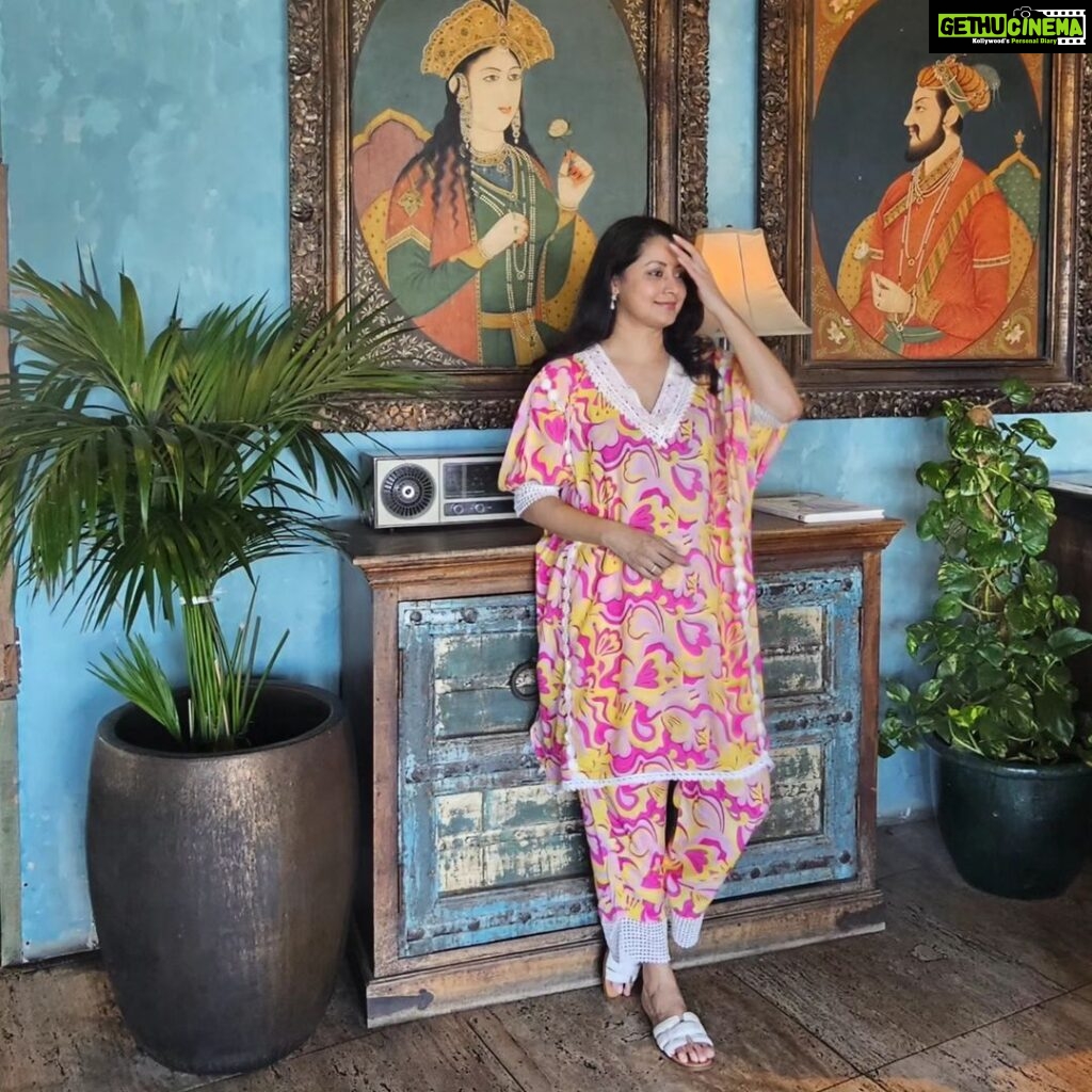Reenu Mathews Instagram - Happy Sunday Fam 🩷 . . #lifeindubai #summervibes #summercolors #breezyoutfitsarethebest Bombay Bungalow