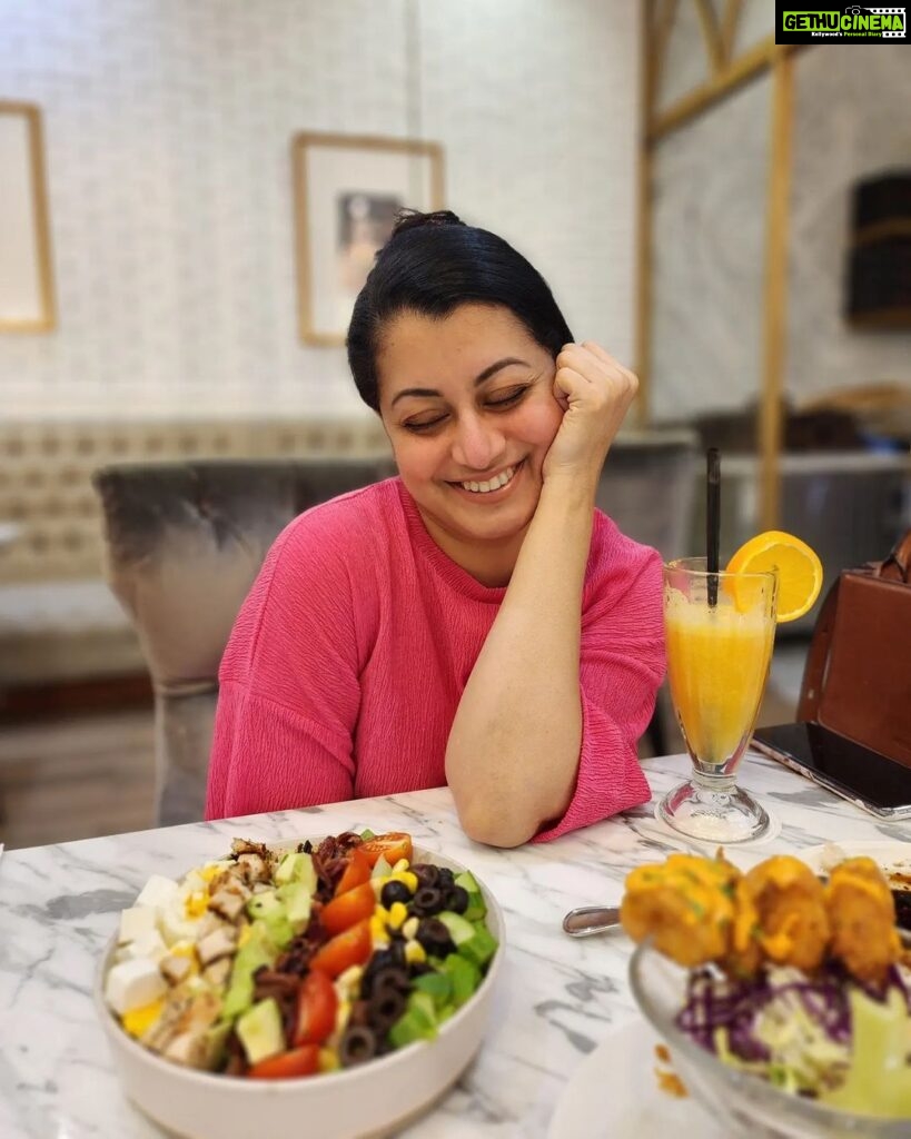 Reenu Mathews Instagram - Expressions of a Foodie😉 Can anyone relate? . . #lifestyleblog #lifeindubai #foodiegram Emirate of Dubai