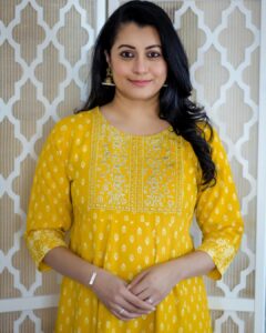 Reenu Mathews Instagram - Yellow Yellow 💛 Summer is here... 
Thank you @zaibee__  for this lovely salwar 🤗
@vibethinks
.
.
#summeroutfits 
#comfyoutfit 
#yellowlove 
#reenumathews