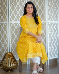 Reenu Mathews Instagram - Yellow Yellow 💛 Summer is here... 
Thank you @zaibee__  for this lovely salwar 🤗
@vibethinks
.
.
#summeroutfits 
#comfyoutfit 
#yellowlove 
#reenumathews