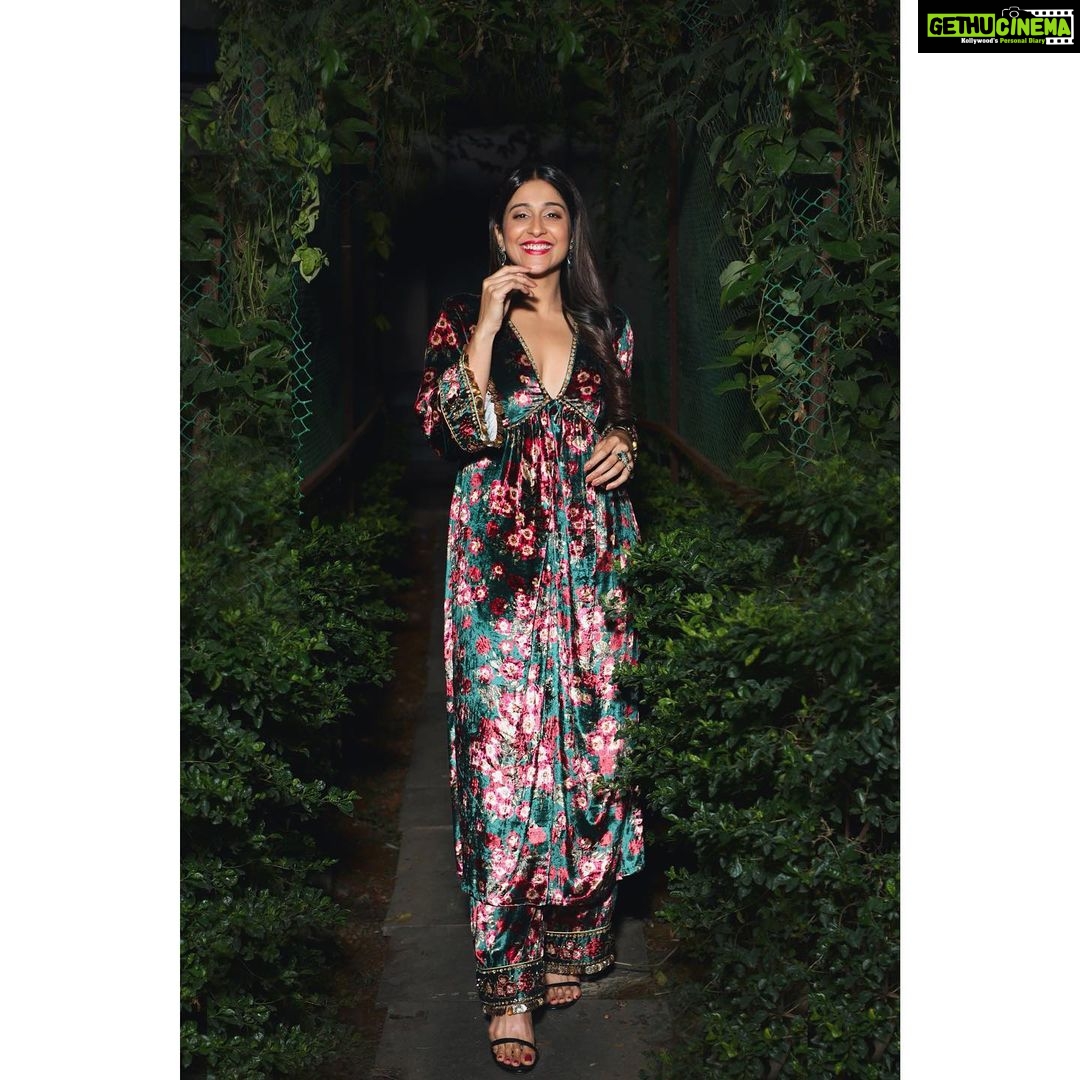Regina Cassandra Instagram - ✨ @printsbyradhika @shayagrams @jenimakeupartist07 @nat_chava @darshan6289photography @stylebynavyaanddivya