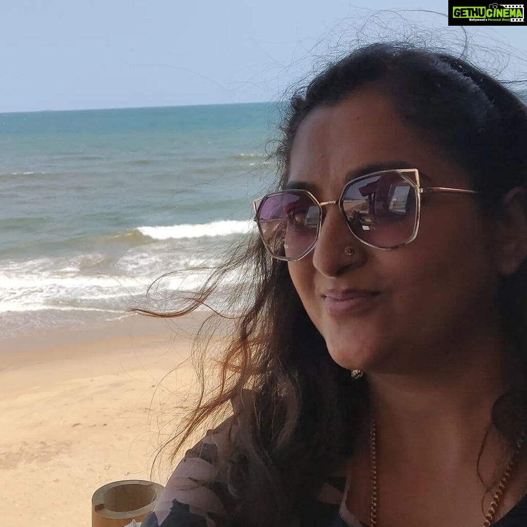 Rekha Krishnappa Instagram - Let's have some pure fun... ❤️ Team #tamilumsaraswathiyum ❤️❤️ ECR Beach,Chennai