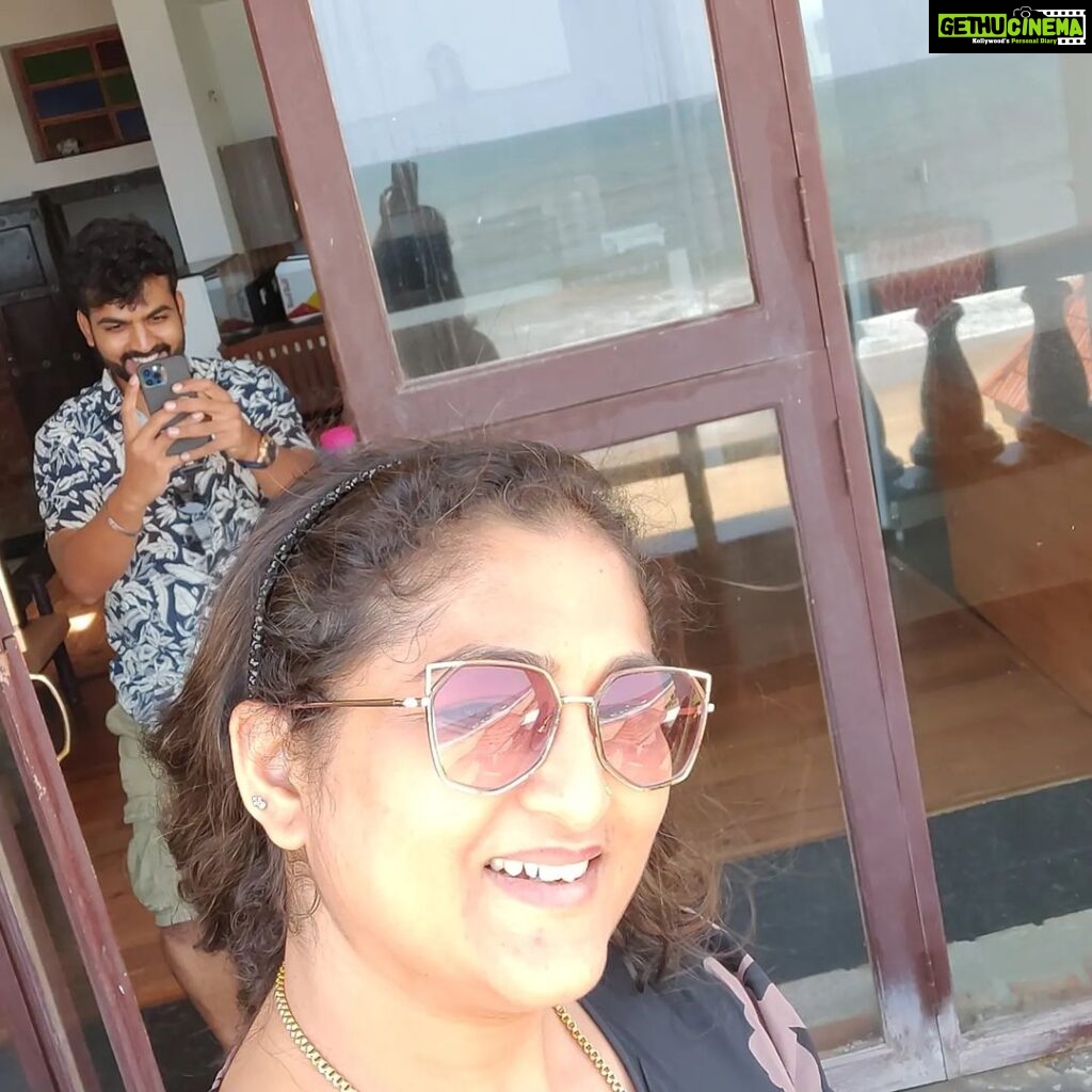 Rekha Krishnappa Instagram - Let's have some pure fun... ❤️ Team #tamilumsaraswathiyum ❤️❤️ ECR Beach,Chennai