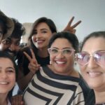 Rekha Krishnappa Instagram - Let's have some pure fun... ❤️ Team #tamilumsaraswathiyum ❤️❤️ ECR Beach,Chennai