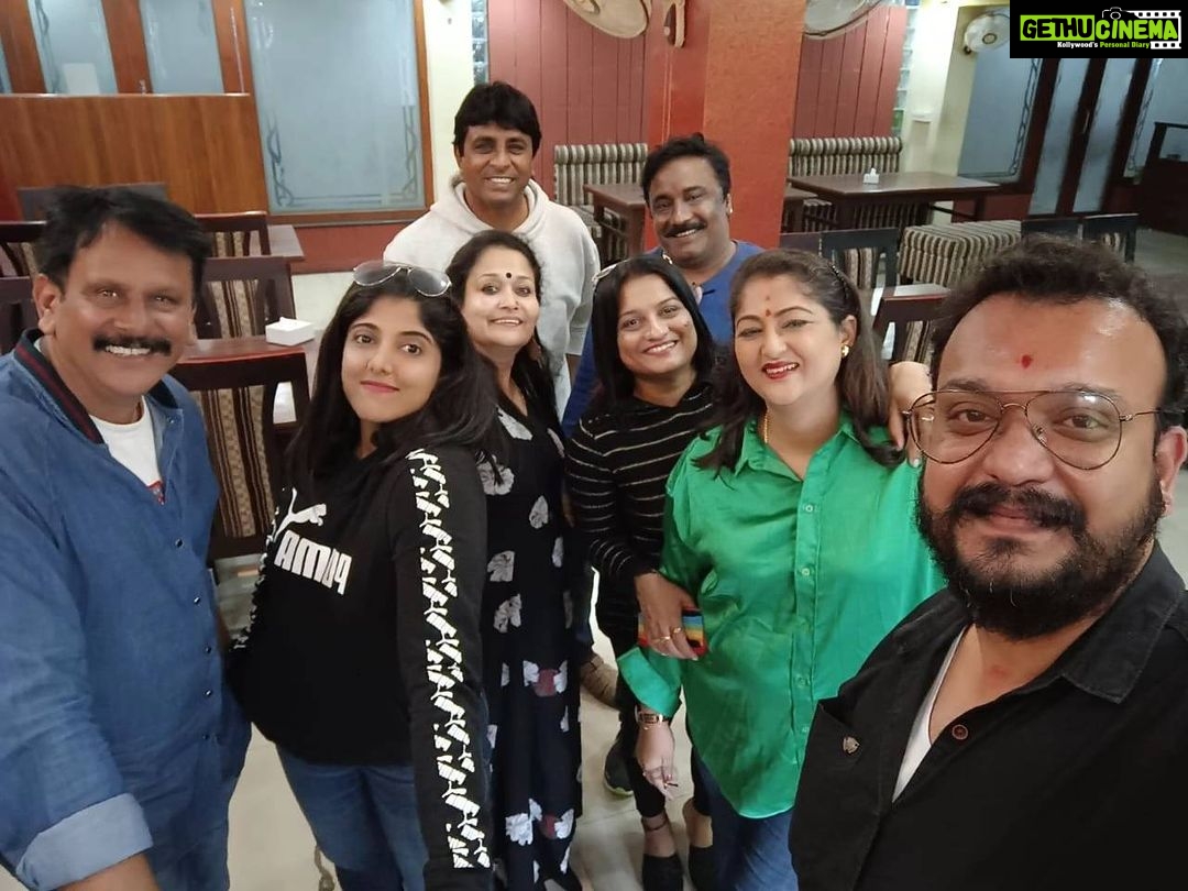 Rekha Krishnappa Instagram - Super fun with buddies ❤️❤️ @chitral_powergirl @shrikant_heblikar @seethabhinaya @vasantha_kumarv @mgnaveennarasimha @alaknandasrinivas @radhika_shetty_malnad #friendsforever #friendshipgoals #friendship #artists Bangalore, India