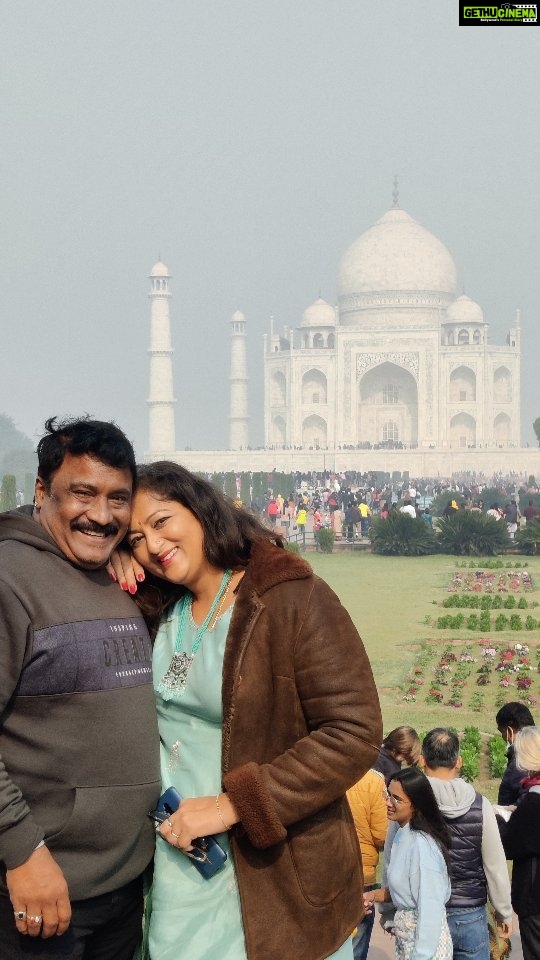 Rekha Krishnappa Instagram - you know we had to be cheezy when visiting the symbol of love🤭🤭 Had a great time at The Taj Mahal but Delhi ki thand😱😱 . . . #tajmahal #tajmahalpalace #delhi #delhidiaries #happynewyear #husbandandwife