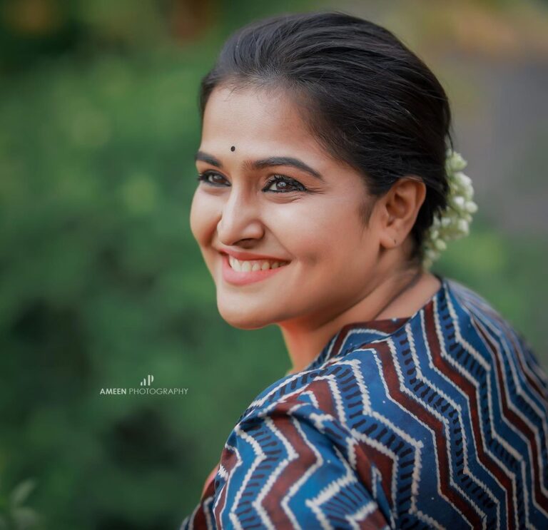 Remya Nambeesan Instagram - Wearing @byhand.in MU N HAIR @jo_makeup_artist Photography @ameensabil Styling @anohbyanooparavindh #vishu #kanikonna #fotos