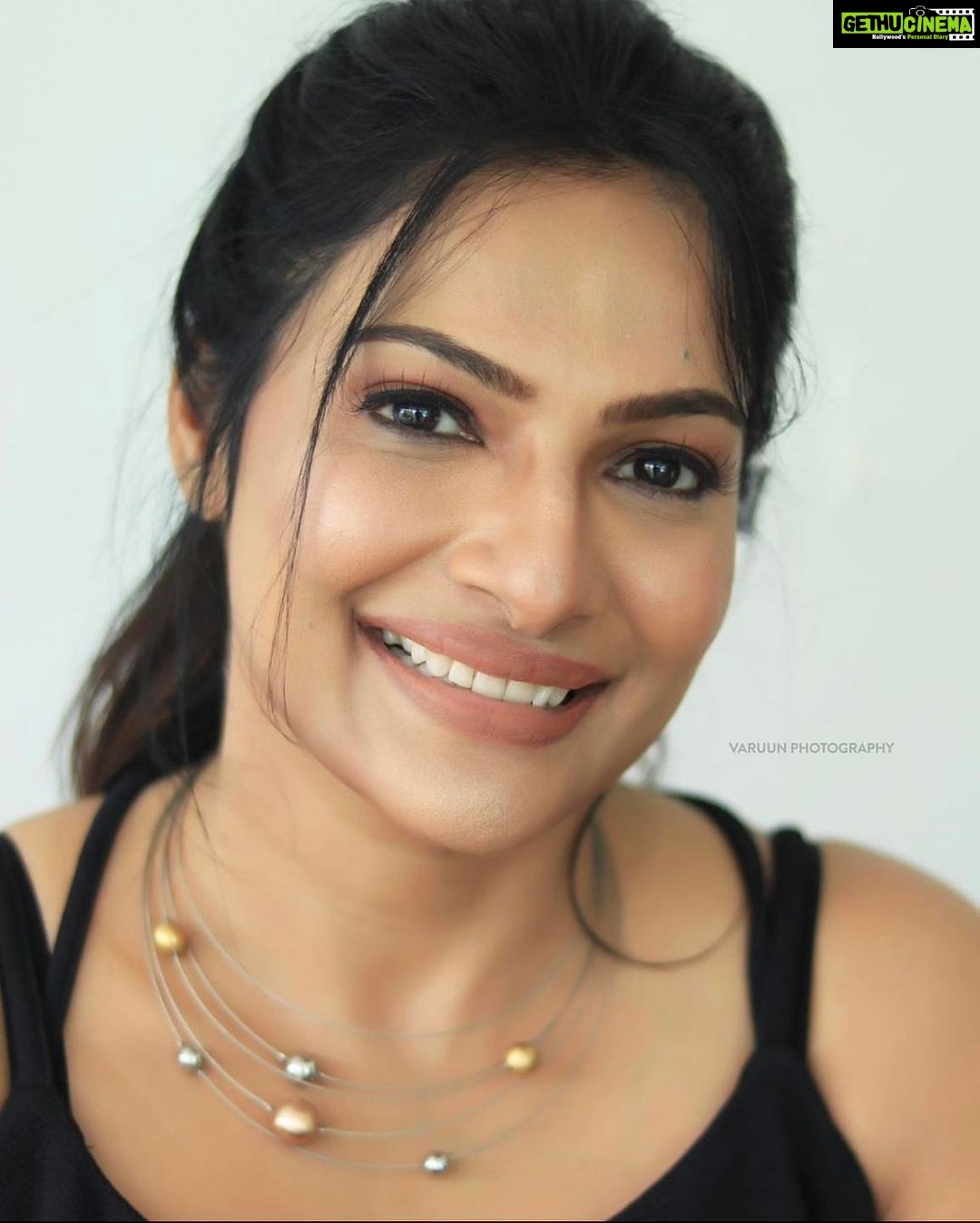 Rethika Srinivas - 5.6K Likes - Black flatters every skin tone 🖤
———
#rethika #newphotoshoot #trending #smile #nofilter #rethikasrinivas #rethikasjustmyway #instafamily #expression #positivevibes #chennai #moodygrams #justanotherdayinwa #skincare #messyhair #attitude #positivity #skin #exclusive #timeless #instagood #instafamous #smokeyeyes #actress #staysafe #staypositive #selflove #closeup #black