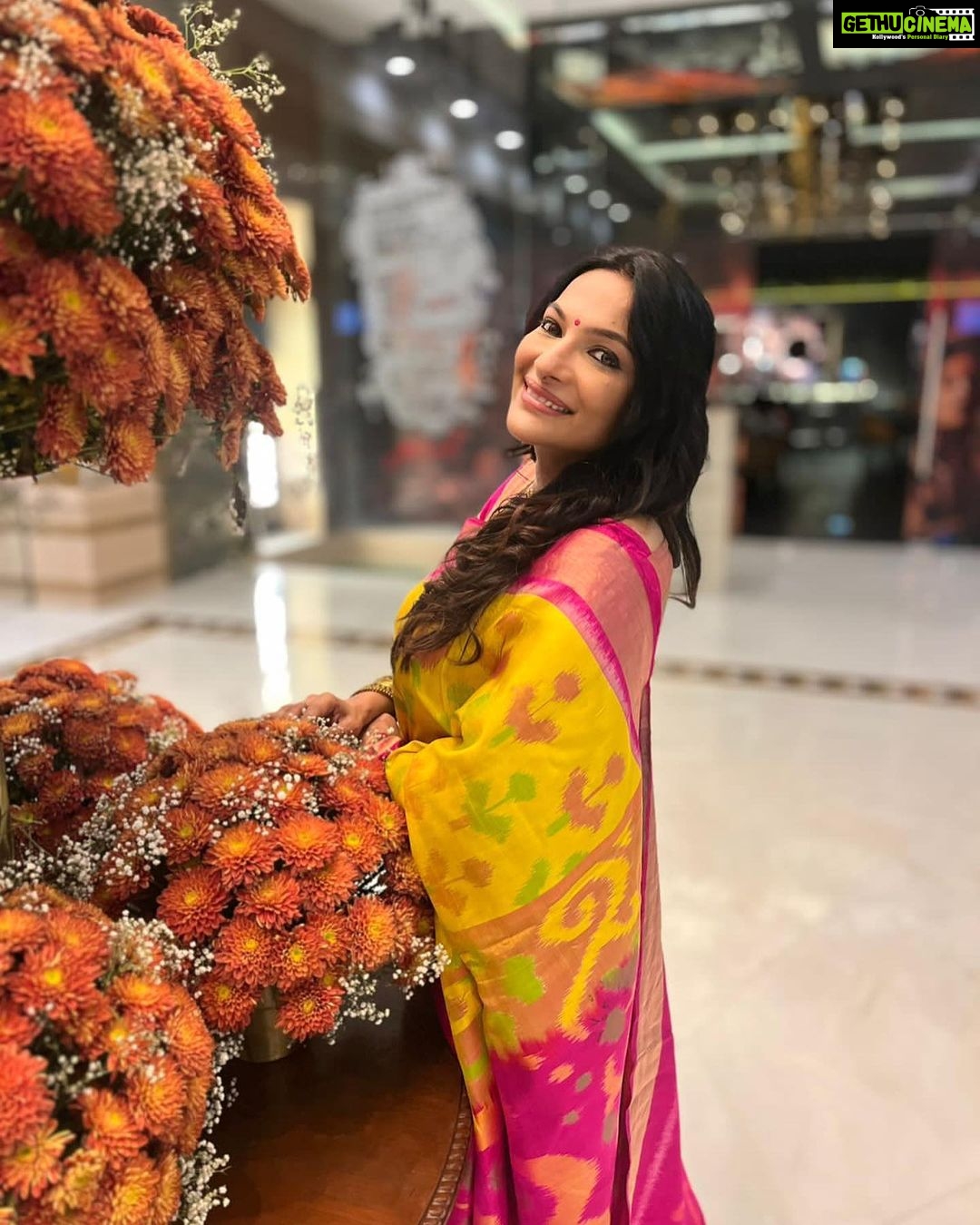 Rethika Srinivas Instagram - When you get ready for a grand launch like ps2 . My darlings Radz and Maha got me ready cos I got late after my morning meetings .