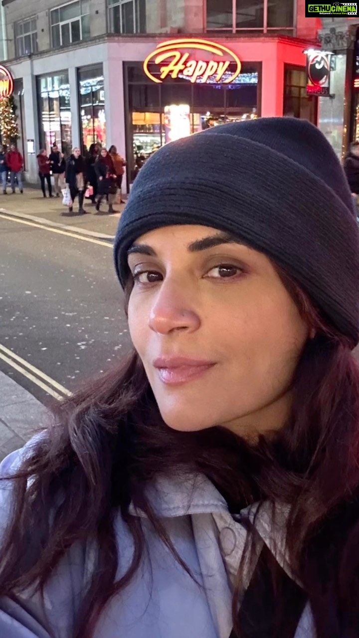 Richa Chadha Instagram - ‘tis the season!❣️best travel partner husband @alifazal9 , housing partner @vedikaoberoi , gaming partner @candiceferre , John, Xmas sightseeing and gluttony partner @sinbadphgura @neetalovesshoes ! Thanks 🫀I am loved and precious and happy. . . . . #london #xmas #holiday