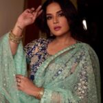 Richa Chadha Instagram - ਜਾਦਾ ਗੱਲਬਾਤ ਮੈਨੂੰ ਆਉਂਦੀ ਨੀ, ਪੰਜਾਬੀਆ ਦੀ ਪੰਜਾਬੀਅਤ ਜਾਂਦੀ ਨੀ ! 🤭 Outfit @osaabyadarsh , Jewellery heirloom own, HMU @harryrajput64 , (we tried a new way of doing eye make up…like or love?😋) Photography @denyrajput , Styled by @anishagandhi3 , @rochelledsa . Awarded ‘shaan Punjab di’ by World Punjabi Organization. #claimedbycommunity #punjabi #chandigarh #pyaarnaaleroti #richachadha