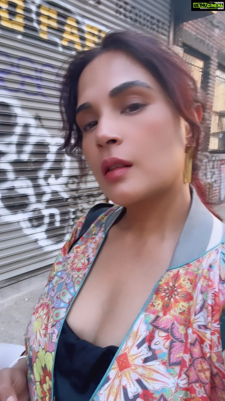 Richa Chadha Instagram - 🤪बस चल रा ए S S S ! #whysoserious #Defaultpose for Indian women when overcome with ennui, in front of a camera or occasionally used as an expression to attract the male in unbelievable film situations (wanna meet a man that finds this attractive, where are you , dikho ?) or when you know you gotta record a video but not feeling it. Hehe . . . Is social media the new idiot box ? Or idiot maker? #GoofyChadha #travelreels #ActorsLife #bollywoodsongs #RichaReels #madness