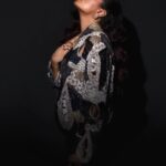 Richa Chadha Instagram - Givin thanks 🌑 Good night. . . . . . . . In @anamikakhanna.in , styled by @anishagandhi3 @rochelledsa . Baubles @vinitamichaeljewelcraft , @goldsmiths_jewellery Make up @shaylinayak asst @vickyvandre , hair @ramihalder Photography @harshphotography11 🫀 #whyareyoureadingmyhashtags #style #bollywood #richachadha #instafashion
