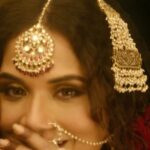 Richa Chadha Instagram - Unbelievable! Trying to get over the fact that I’m a part of Sanjay Leela Bhansali’s dazzling world 🤩 #Heeramandi coming soon only on @netflix_in! #SanjayLeelaBhansali @bhansaliproductions @prerna_singh6 @m_koirala @aslisona @aditiraohydari @sharminsegal @therichachadha @iamsanjeeda @netflix_in @sudeepchatterjee.isc @limaye.mahesh @rimpleandharpreet @subratachakraborty706 @amitsray @damakeuplab @shreyaspuranikofficial