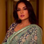 Richa Chadha Instagram - ਜਾਦਾ ਗੱਲਬਾਤ ਮੈਨੂੰ ਆਉਂਦੀ ਨੀ, ਪੰਜਾਬੀਆ ਦੀ ਪੰਜਾਬੀਅਤ ਜਾਂਦੀ ਨੀ ! 🤭 Outfit @osaabyadarsh , Jewellery heirloom own, HMU @harryrajput64 , (we tried a new way of doing eye make up…like or love?😋) Photography @denyrajput , Styled by @anishagandhi3 , @rochelledsa . Awarded ‘shaan Punjab di’ by World Punjabi Organization. #claimedbycommunity #punjabi #chandigarh #pyaarnaaleroti #richachadha