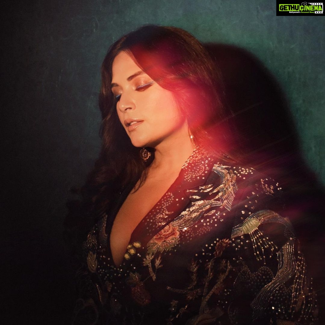 Richa Chadha Instagram - Suited up for @filmfare last week ! In my favourite @rahulmishra_7 Jewellery- @amamajewels Styled by- @anishagandhi3 & @rochelledsa Makeup- @shaylinayak Hair- @ramihalder Photography- pehelaggarwal. . . . . . #latepost #fashiongram #bollywood #RichaChadha #bollywood