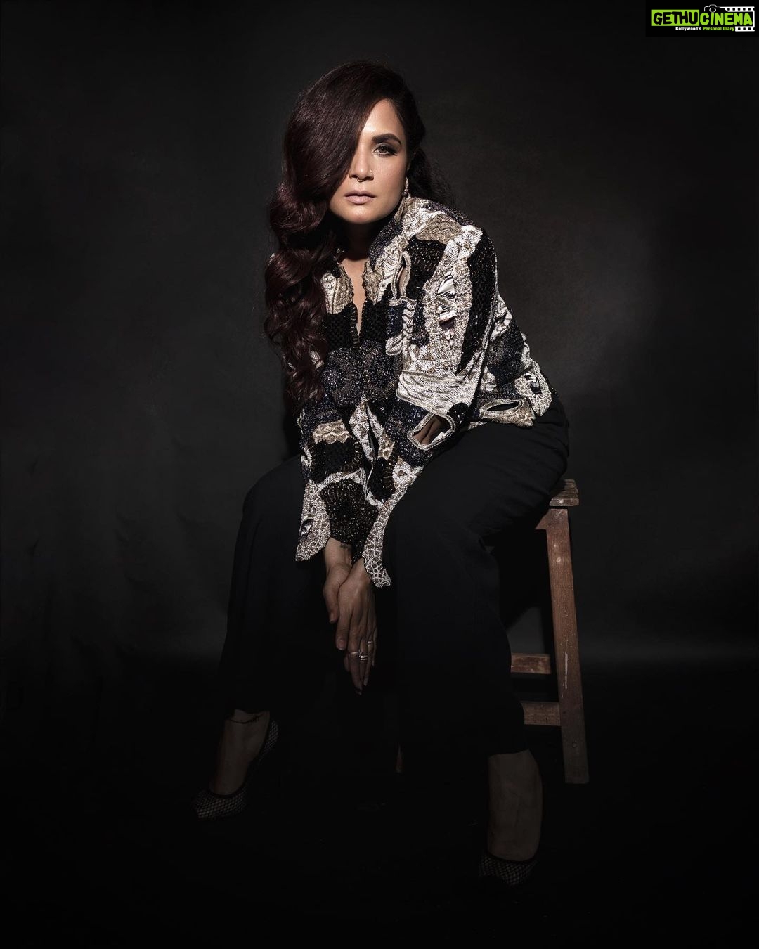 Richa Chadha Instagram - Givin thanks π Good night. . . . . . . . In @anamikakhanna.in , styled by @anishagandhi3 @rochelledsa . Baubles @vinitamichaeljewelcraft , @goldsmiths_jewellery Make up @shaylinayak asst @vickyvandre , hair @ramihalder Photography @harshphotography11 π« #whyareyoureadingmyhashtags #style #bollywood #richachadha #instafashion