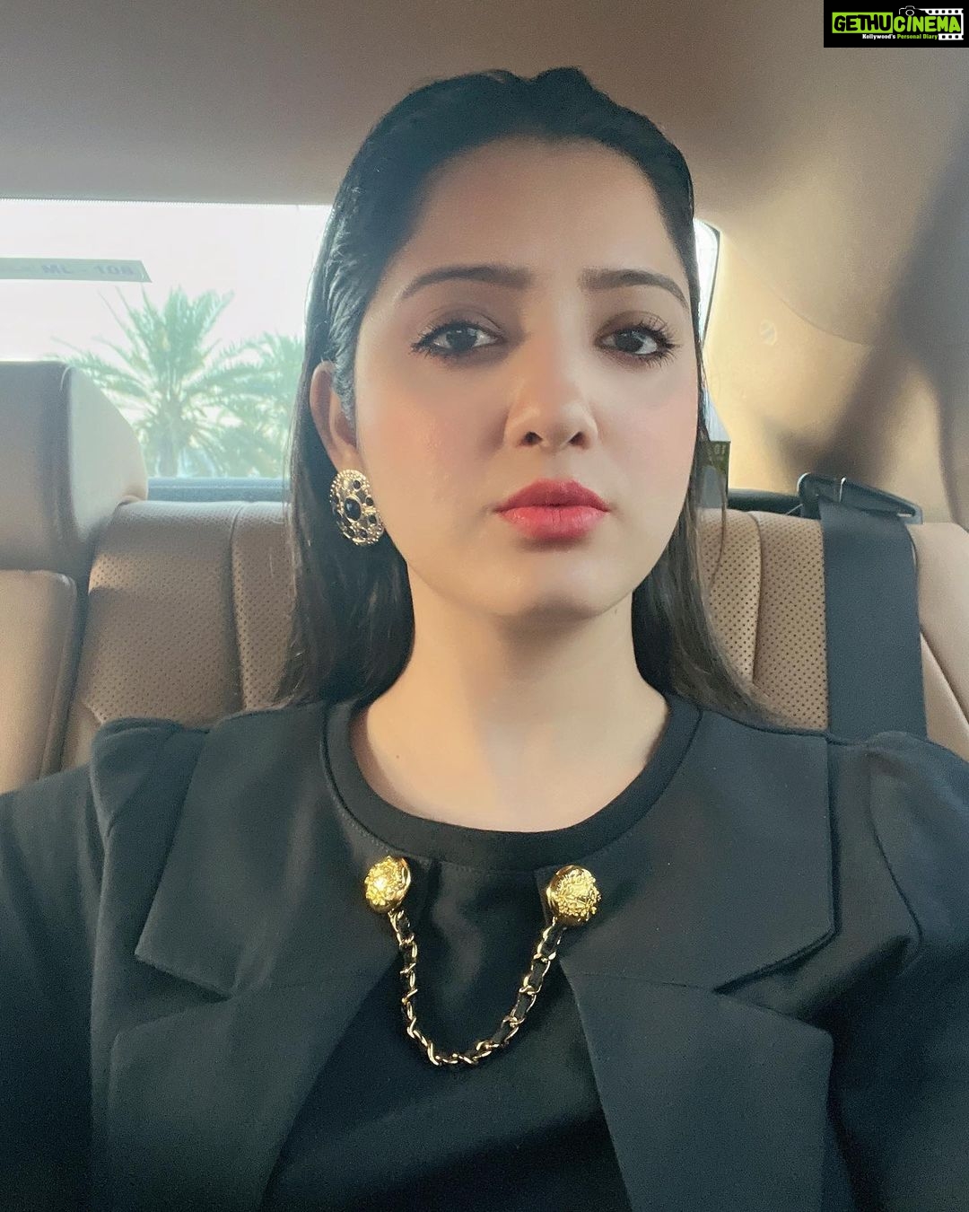 Richa Panai Instagram - Dubai-ite feels!🖤 #goldenvisa #dubaiites Dubai, United Arab Emirates