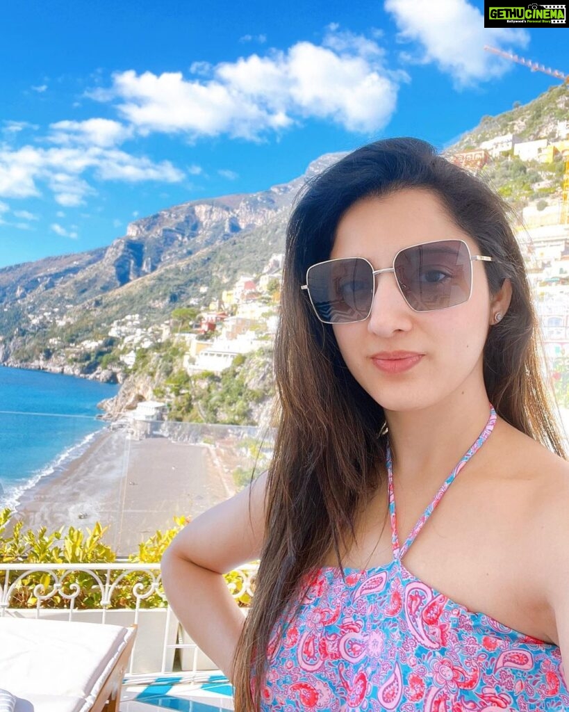 Richa Panai Instagram - POV- Missing beach and a lounger and an umbrella!🏖️