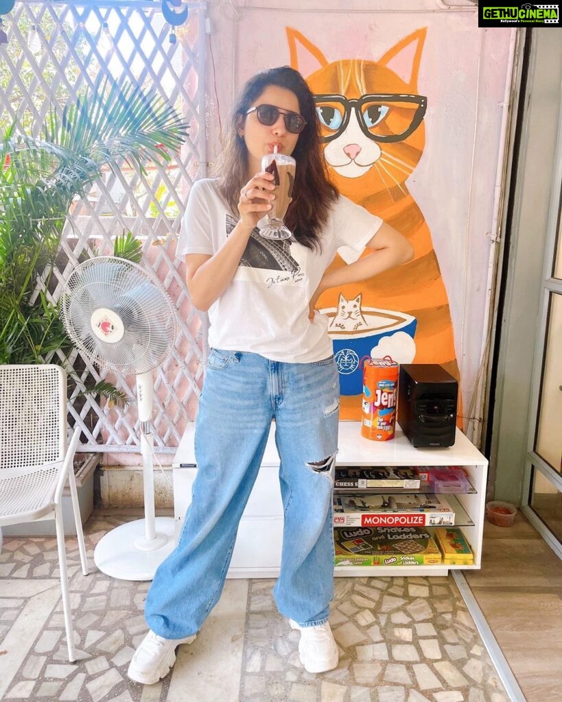 Richa Panai Instagram - Spending Sunday with my favourite drink `Kit Cat Frappe’ at my favourite place!😻 #kitcatcafe KIT CAT CAFE