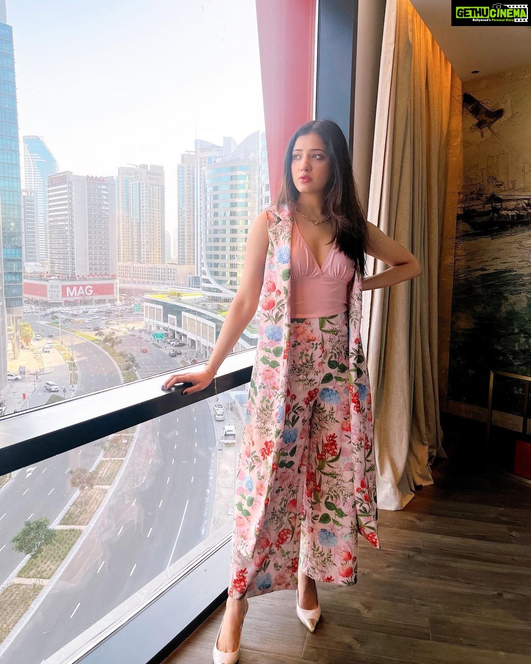 Richa Panai Instagram - All things pretty!πΈπ« #goodmorning #bentley Downtown Dubai