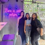 Richa Panai Instagram - The lovely team of @pinkvilla at our cafe today!😻 It was our pleasure and so much fun hosting you girls!!💕 @annalovesuh @esterzester #kitcatcafe #pinkvilla #pinkvillalifestyle KIT CAT CAFE