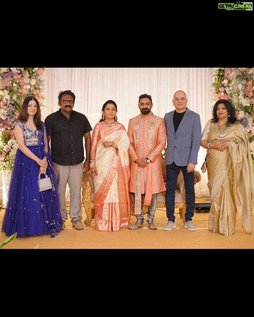 Richa Panai Instagram - Beautiful memories and reunion with my Vaadamalli team at Rahul’s wedding reception!💙✨ Bengaluru,Karnataka