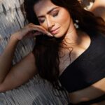 Ridheema Tiwari Instagram - Moodboard 🙈 Pic 1) Afternoon nap Lelo Pic 2) Meri baat nahi maani.. Ho Gaya na Sardard 😂😂😂😂 Swipe left and let me know 🤷🏻‍♀️ What’s your #tuesdaymood #tuesdaytamasha #tasveer