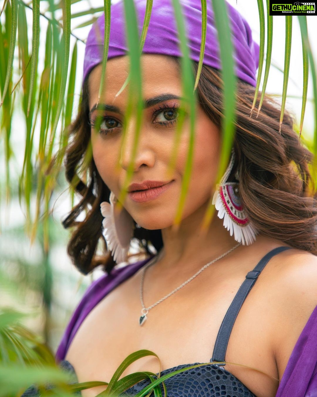 Ridheema Tiwari Instagram - Look deeply into my eyes I will NEVER BACK DOWN 📸 : @ibphotography27 MUA: @rohini_makeupandhair Outfit : @dyedebonair Jewellery : @the13store.in Styling : @instylewithaditi Location : @radissonblumumbaiairport #summermakeup #purplehues #makeuptrends2023 #bandana #bandanastyle #summerhair #hifashion #beattheheat Radisson Blu Mumbai International Airport