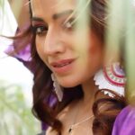 Ridheema Tiwari Instagram - Ghum ho Jaane de 🧿 📸 : @ibphotography27 MUA: @rohini_makeupandhair Outfit : @dyedebonair Jewellery : @the13store.in Styling : @instylewithaditi Location : @radissonblumumbaiairport #tyeanddye #purplehues #trendingreels #srkfanclub #reelsinstagram #summer