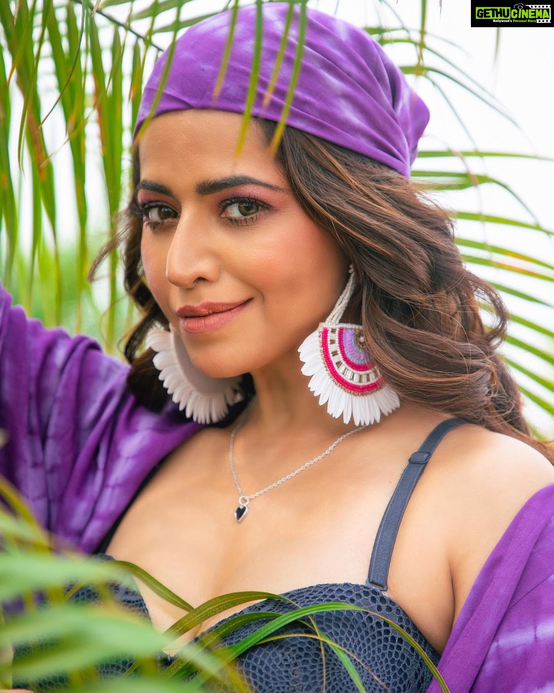 Ridheema Tiwari Instagram - Look deeply into my eyes I will NEVER BACK DOWN 📸 : @ibphotography27 MUA: @rohini_makeupandhair Outfit : @dyedebonair Jewellery : @the13store.in Styling : @instylewithaditi Location : @radissonblumumbaiairport #summermakeup #purplehues #makeuptrends2023 #bandana #bandanastyle #summerhair #hifashion #beattheheat Radisson Blu Mumbai International Airport