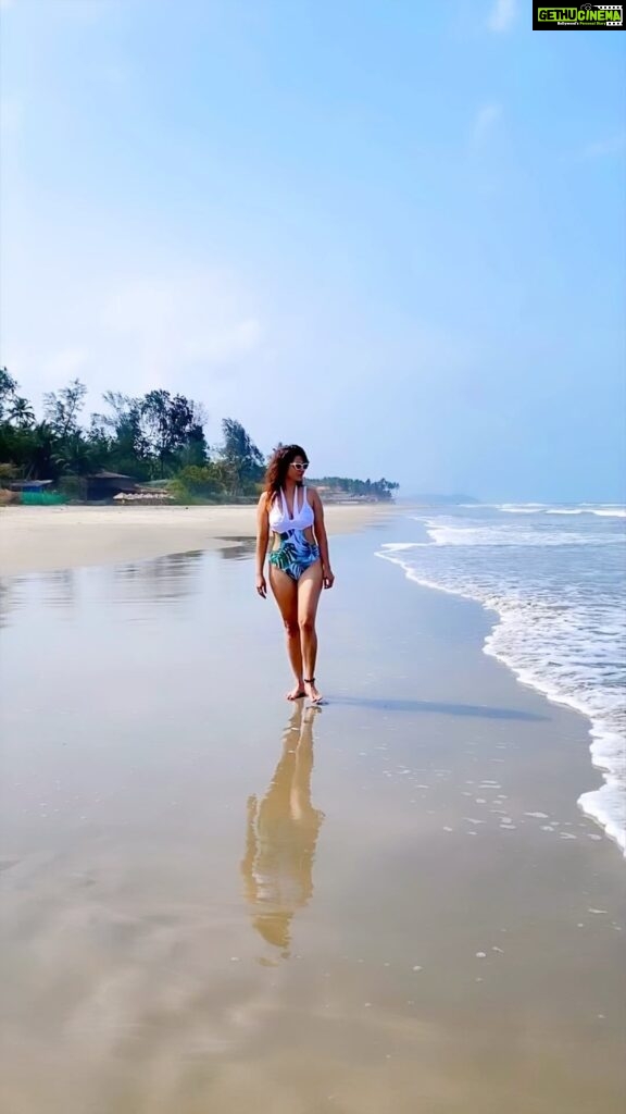 Ridheema Tiwari Instagram - Beach walk In @angelcroshet_swimwear #beachreels #trendingreels #instagramreels #ridhiematiwari Aswem Beach, Goa