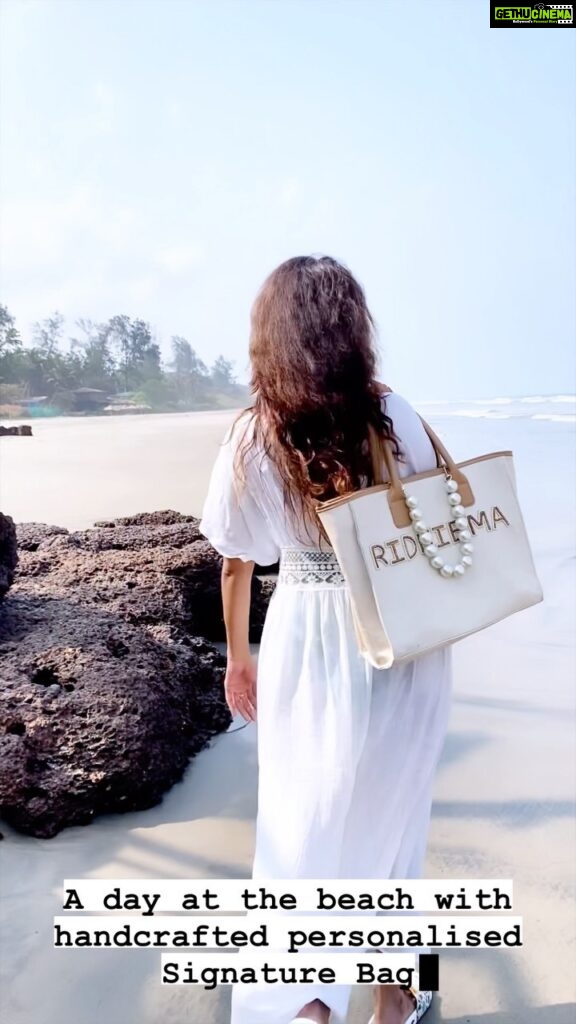 Ridheema Tiwari Instagram - A day at the BEACH 🏖 Carrying : @bustaa.in 📸 : @jaskaransinghgandhi #trendingreels #dayatthebeach #ridhiemareelsit #handcraftedbags Aswem Beach, Goa