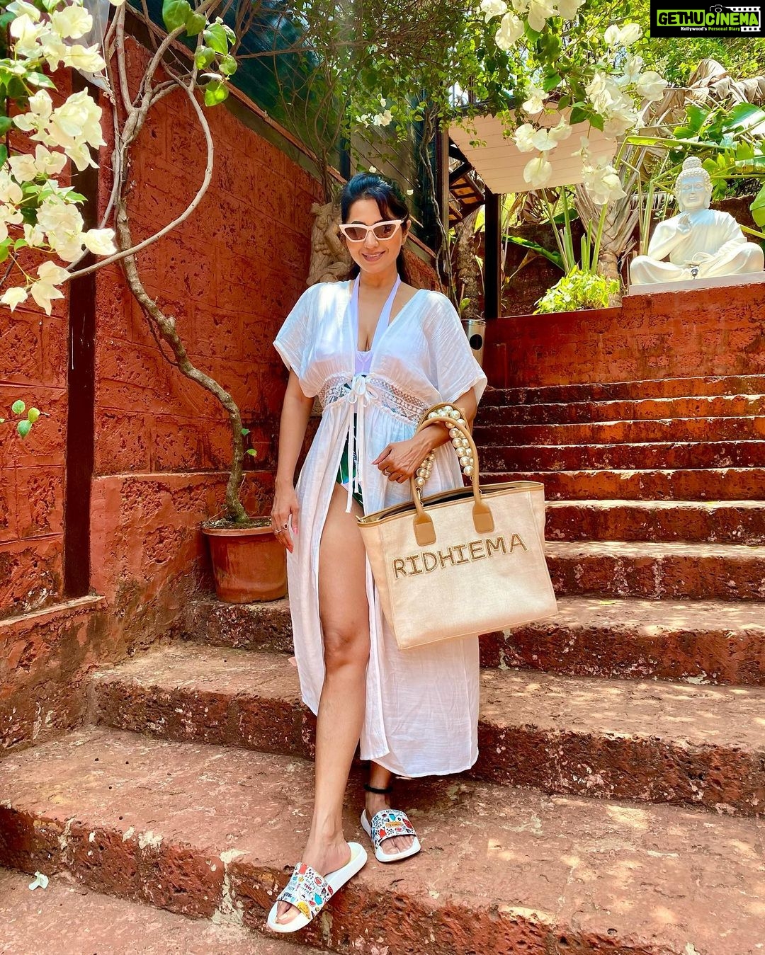 Ridheema Tiwari Instagram - “When I discover who I am, I'll be free.” Personalised bag - @bustaa.in #identity #personalisedbags #signaturehandbag #travelphotography #accessories #indianactor #ridhiematiwari Aswem Beach, Goa