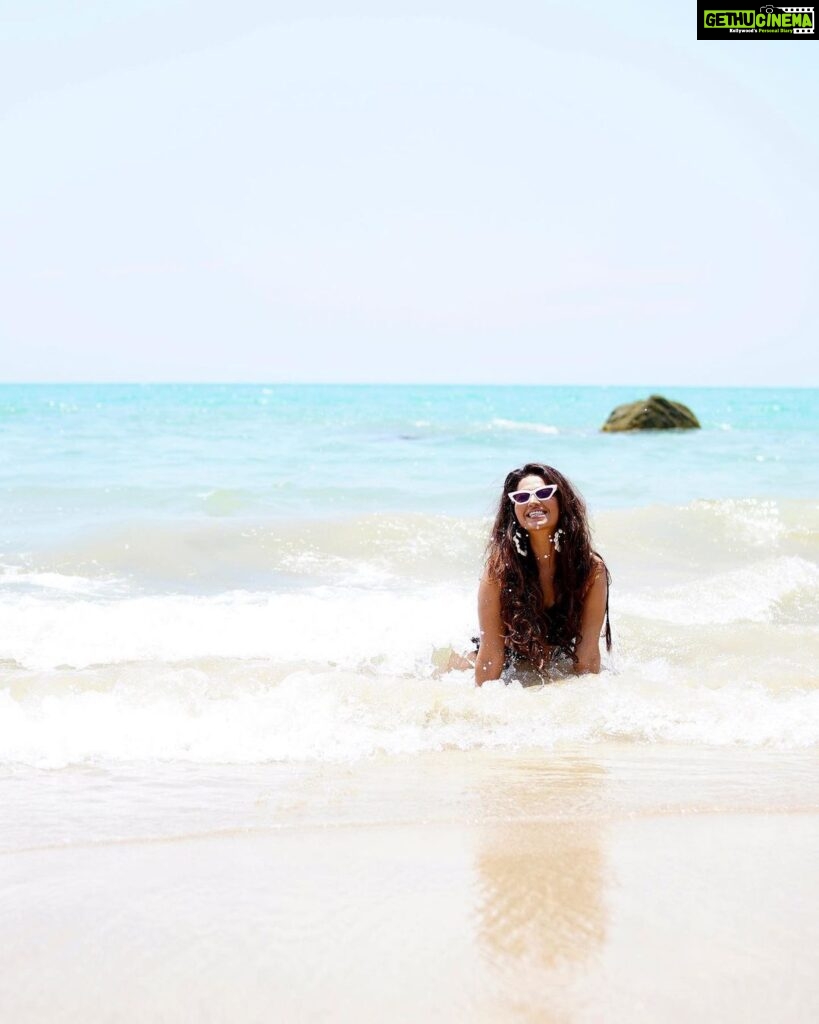 Ridheema Tiwari Instagram - If there's a will, there's a wave #beachcalling #waterbaby #beachonmymind #mondaymood #ridhiematiwari #beaches Avani+ Khao Lak Resort