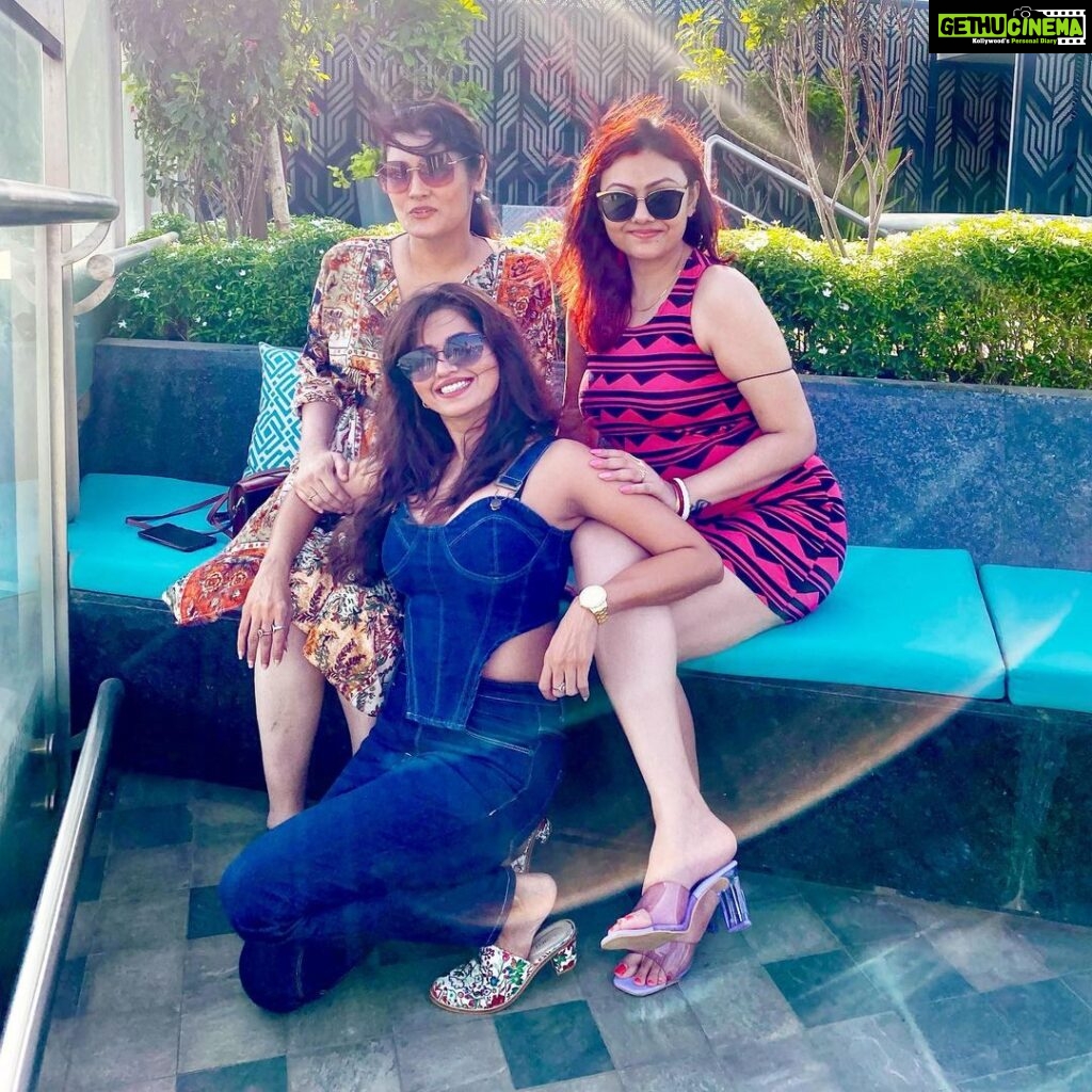 Ridheema Tiwari Instagram - Day out is a beautiful reminder that we can all make small changes in our day that add up to big things 💃🏻 Its the Journey That matters Making memories with @preetipurichoudhary @arinadey14 Thank you God 🙏🏼 #girlsjustwannahavefun #dayout Fairfield by Marriott, Mumbai International Airport