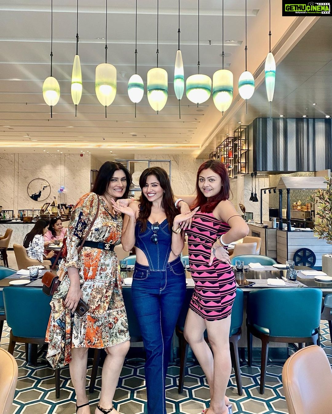 Ridheema Tiwari Instagram - Living my best brunch @fairfieldbymarriottmumbai With my girls @arinadey14 @preetipurichoudhary #sundaybrunch #madomado #disneybrunch Fairfield by Marriott, Mumbai International Airport