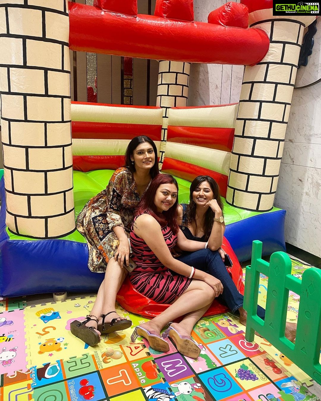Ridheema Tiwari Instagram - Living my best brunch @fairfieldbymarriottmumbai With my girls @arinadey14 @preetipurichoudhary #sundaybrunch #madomado #disneybrunch Fairfield by Marriott, Mumbai International Airport
