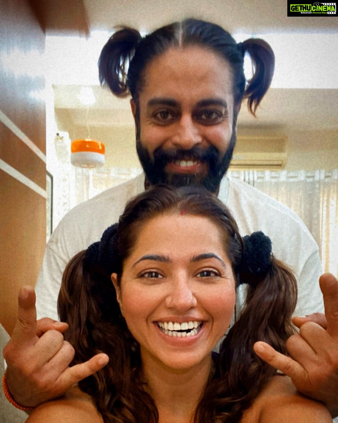 Ridheema Tiwari Instagram - Choti Choti Mastiyaa 🤪 Sunday Madness 🥰🧿🧿 With @jaskaransinghgandhi #itwaar #pagalpanti #patipatni #zarahatkezarabachke #ridhiematiwari #ponytails #jaskaransinghgandhi #sundayfunday Mumbai, Maharashtra