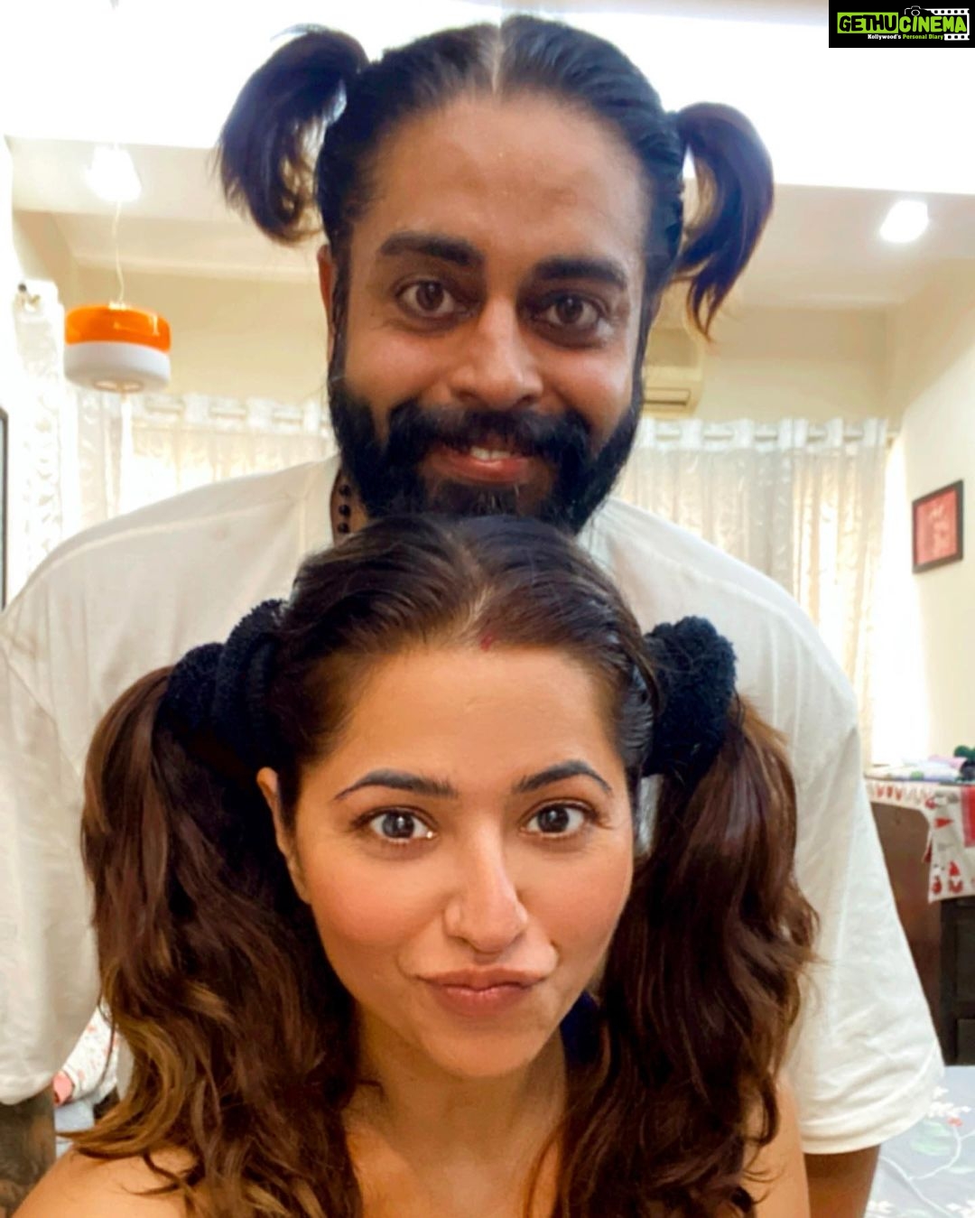 Ridheema Tiwari Instagram - Choti Choti Mastiyaa 🤪 Sunday Madness 🥰🧿🧿 With @jaskaransinghgandhi #itwaar #pagalpanti #patipatni #zarahatkezarabachke #ridhiematiwari #ponytails #jaskaransinghgandhi #sundayfunday Mumbai, Maharashtra