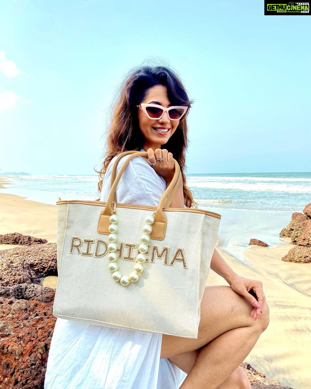 Ridheema Tiwari Instagram - “When I discover who I am, I'll be free.” Personalised bag - @bustaa.in #identity #personalisedbags #signaturehandbag #travelphotography #accessories #indianactor #ridhiematiwari Aswem Beach, Goa