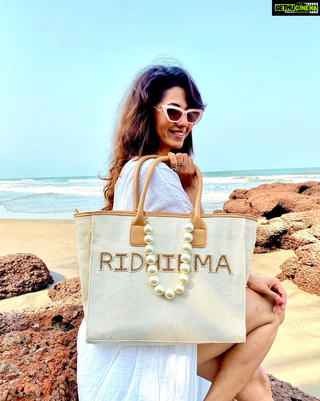 Ridheema Tiwari Instagram - “When I discover who I am, I'll be free.” Personalised bag - @bustaa.in #identity #personalisedbags #signaturehandbag #travelphotography #accessories #indianactor #ridhiematiwari Aswem Beach, Goa