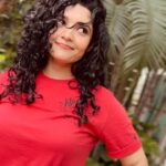 Ritika Singh Instagram – Never let anyone dull your curls 💛✨✨