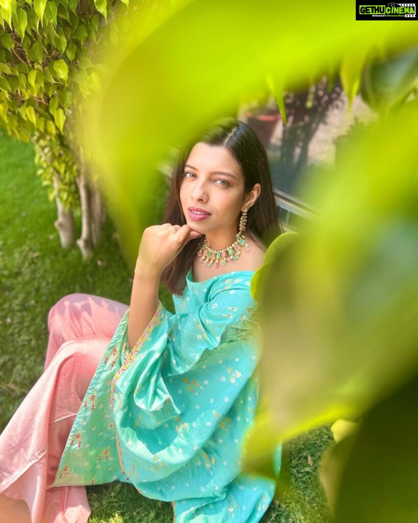Riya Deepsi Instagram - इशारों इशारों में दिल लेने वाले बता ये हुनर तूने सीखा कहा से 🤓 ✨ ✨ 📸 @aashaymishraa #explorepage#explore#styling#outfit#traditionalwear#love#instagood#instagram#trend Rajnandgaon