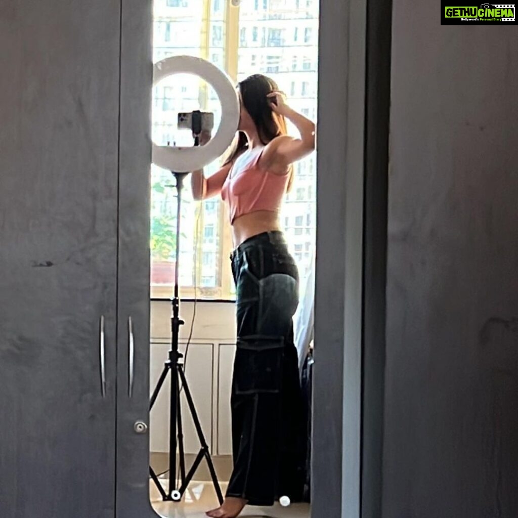 Riya Deepsi Instagram - I need to clean my mirror ✨#mirrorselfie#instagood#explore#explorepage#instagram