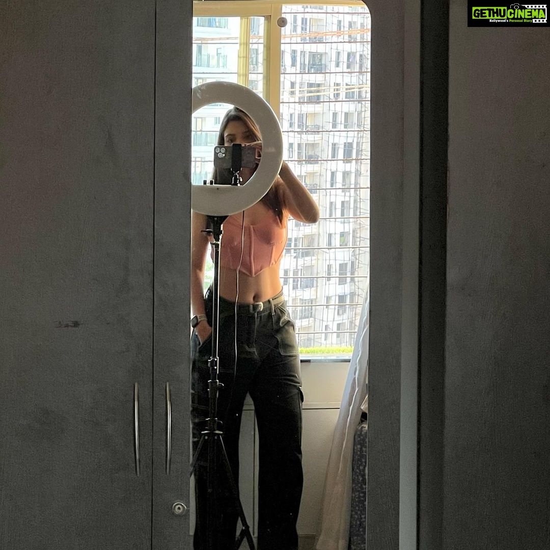 Riya Deepsi Instagram - I need to clean my mirror ✨#mirrorselfie#instagood#explore#explorepage#instagram