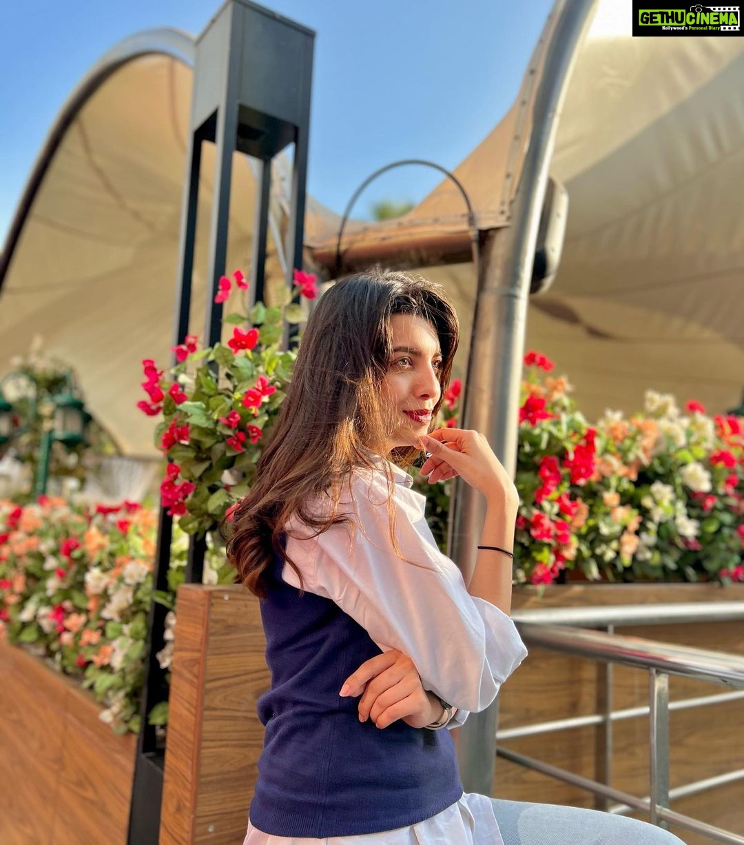 Riya Deepsi Instagram - Hold me close and hold me fast, this magic spell you cast β¨ ok now I am feeling ticklish π go away π€ͺ πΈ @i.shreyabhalla #instagood#instaphoto#instagram#sunkissed#love#flowers#explore#explorepage#snaps#portrait Advant It Park Pvt. Ltd.